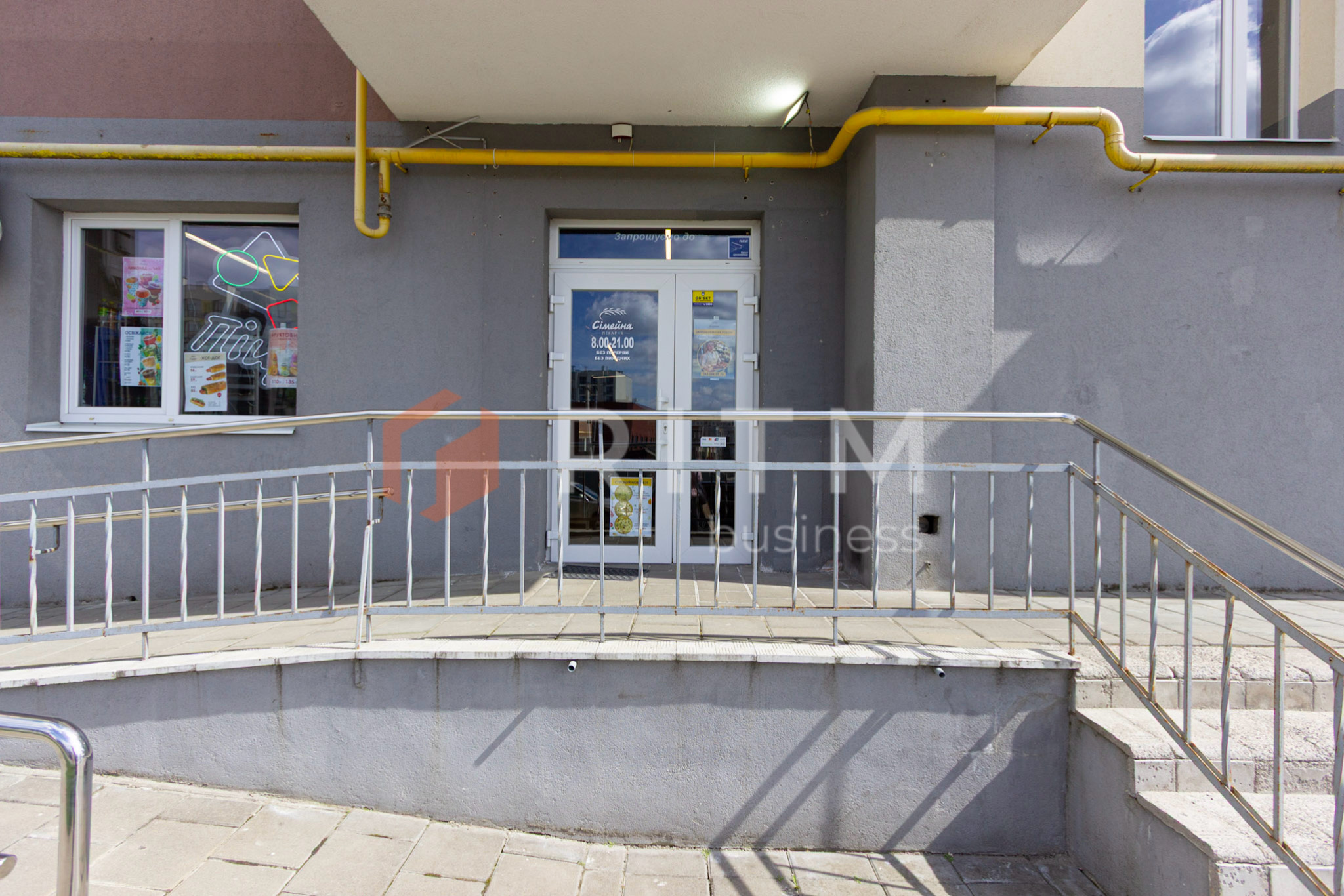 Здається в оренду фасадне комерційне приміщення площею 89 м² у спальному районі.