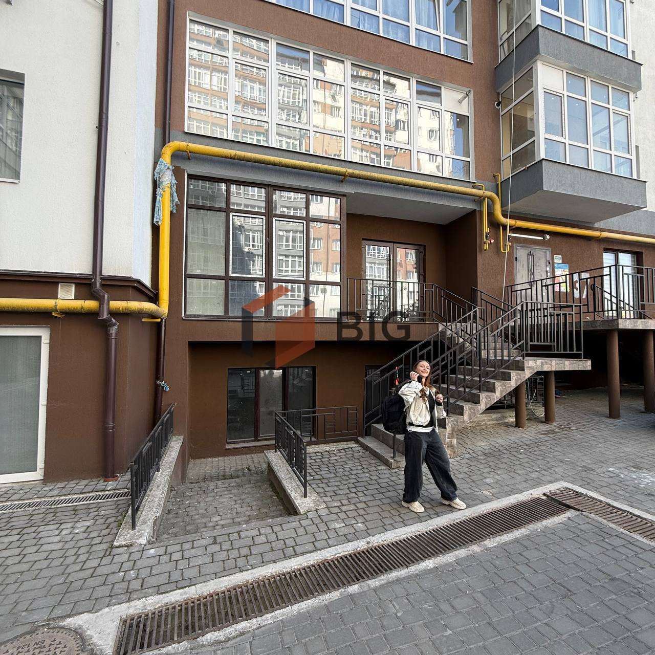 Здається в оренду комерційне приміщення площею 63 м² у ЖК «Містечко Центральне», неподалік центру міста.