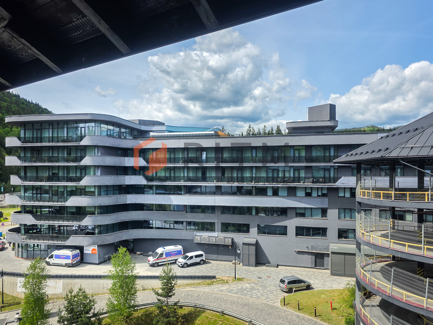 Top Location. комерція 38.6 м² у центрі Буковелю (Паркінг 2)