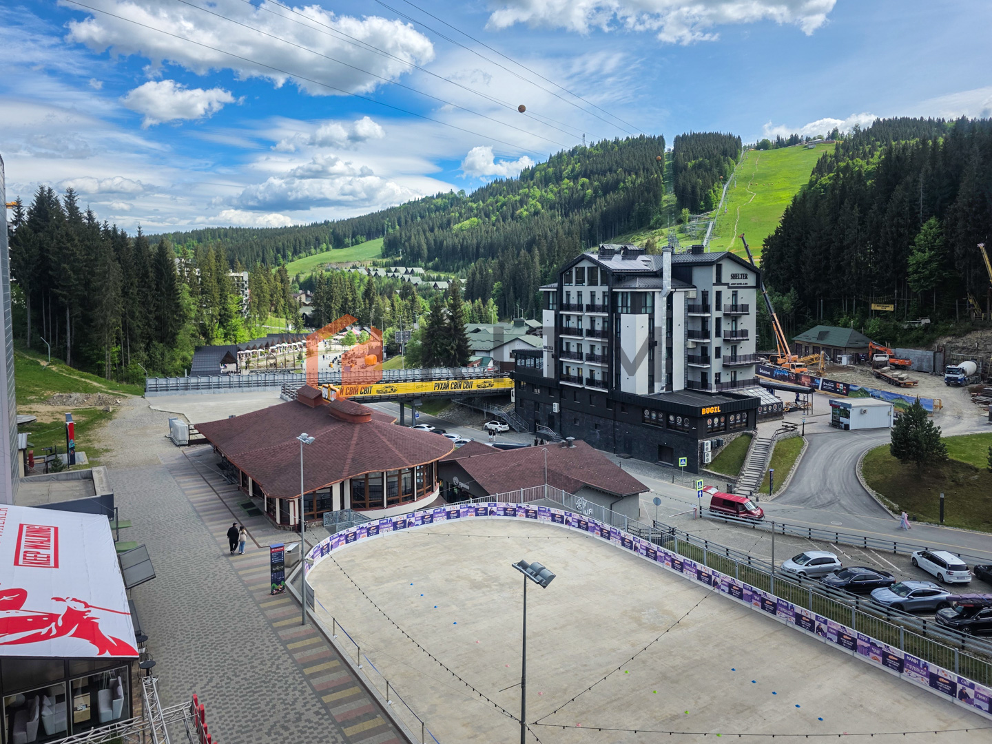 Top Location. комерція 38.6 м² у центрі Буковелю (Паркінг 2)