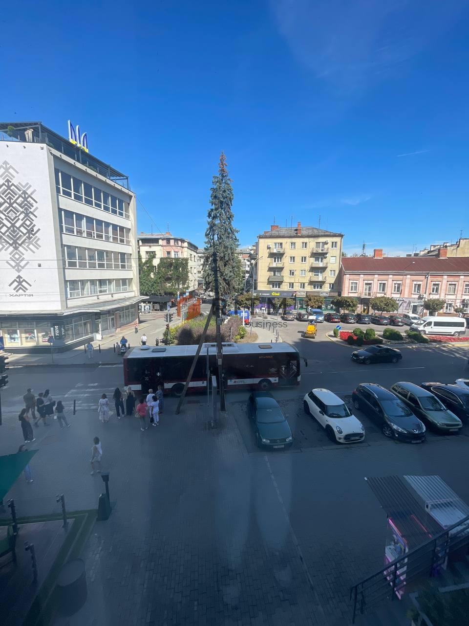 ПРОДАЖ КОМЕРЦІЙНОГО ПРИМІЩЕННЯ В ЦЕНТРІ МІСТА  Початок стометрівки — топова локація в самому центрі міста!